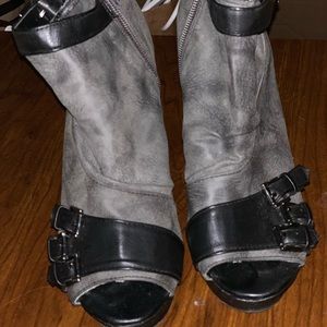 Suede gray and leather wedge with zip sides